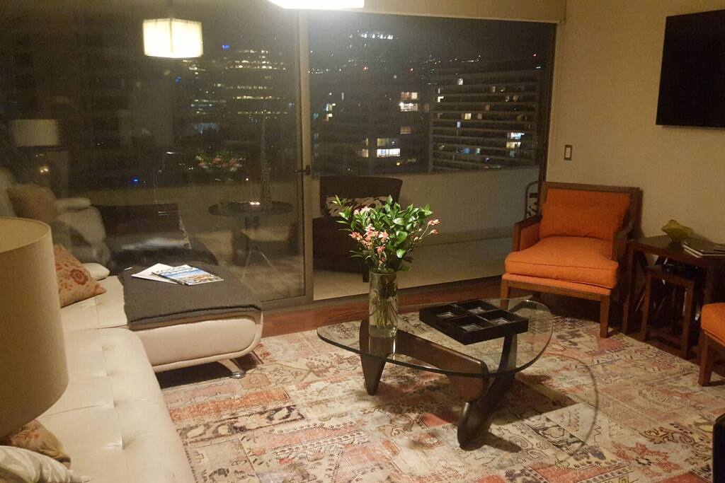 Sala y terraza agradablemente decorada.