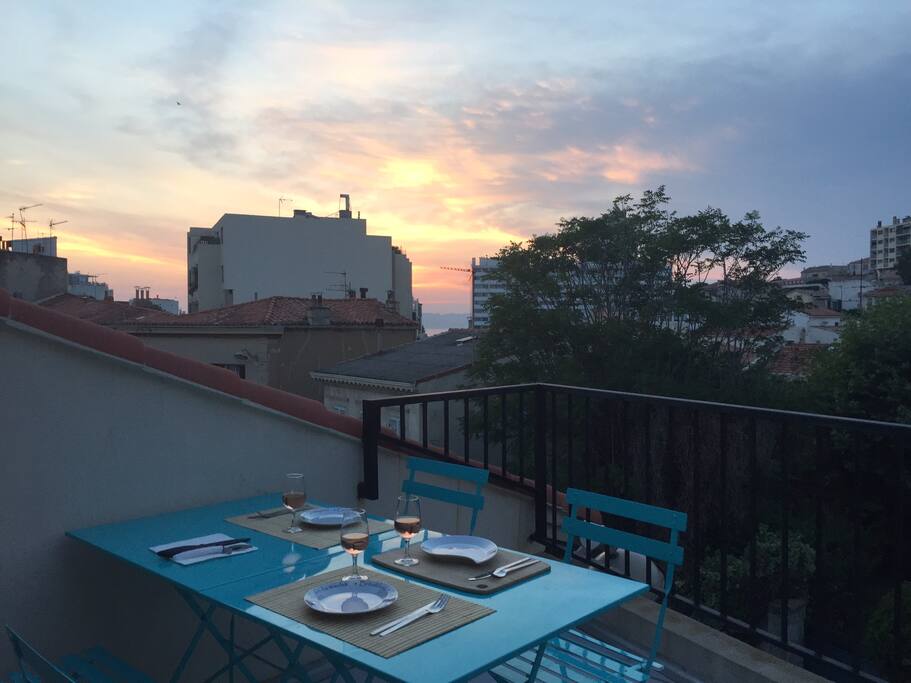 Grande terrasse avec aperçu mer et coucher de soleil