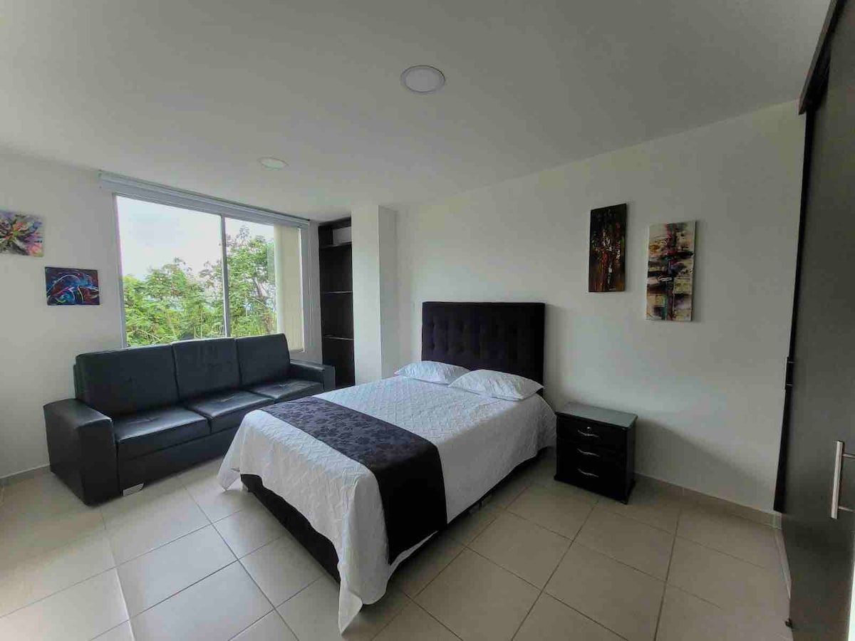 Chambre avec une très belle vue ; elle dispose d'une salle de bain privée, d'un grand placard, d'un lit double et d'une table de chevet. Toutes les chambres sont équipées de couvertures. 