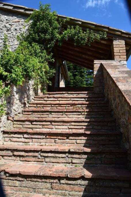 Scala esterna con ingresso al piano superiore