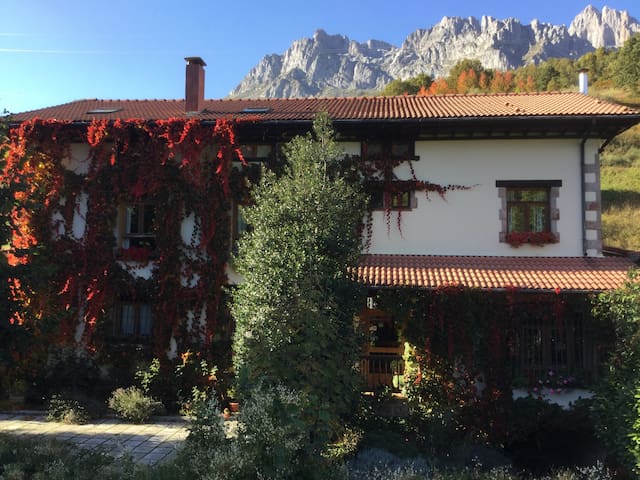 Ruta del Cares.Double room with private bathroom