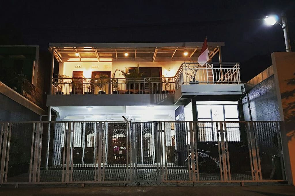 Wisma Eyang Sosro offers 9 guestrooms, 24-hrs security, CCTV, WIFI, cable tv, hot and cold shower, musholla, shared kitchen and dining room, and spacious lobby for the comfort of our guests.