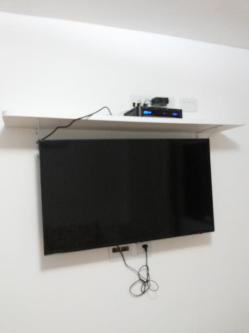 Vista da TV na suite.
TV a la camera con bagno