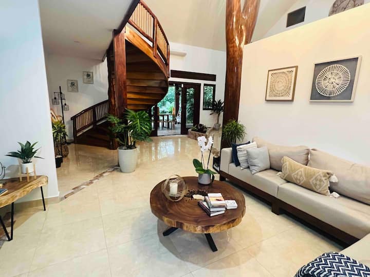 Luxury 3500 Sq Ft Tropical Villa - Pool & Jacuzzi - Costa Rica