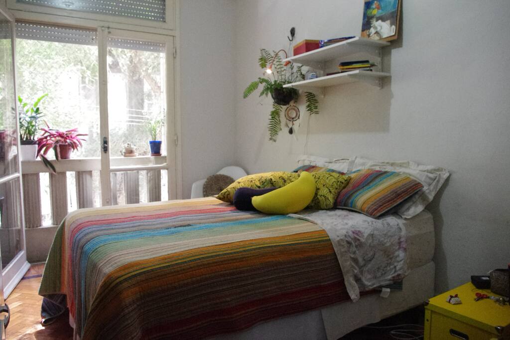 Quarto com cama de casal, rede e bicama