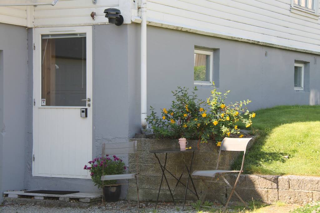 Egen inngang med nøkkelboks gir frihet til å komme og gå som det passer gjestene. Uteområde for gjestene.
Own entrance with keybox.
Eigener Eingang mit Keybox.