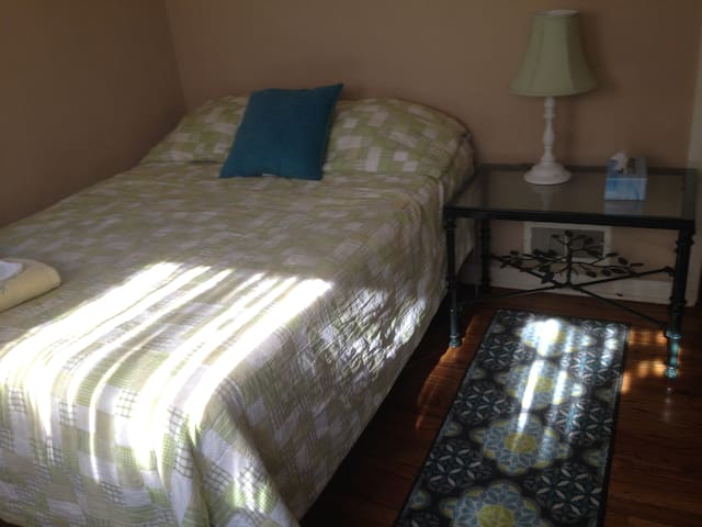 Family Friendly #2 - Front Bedroom