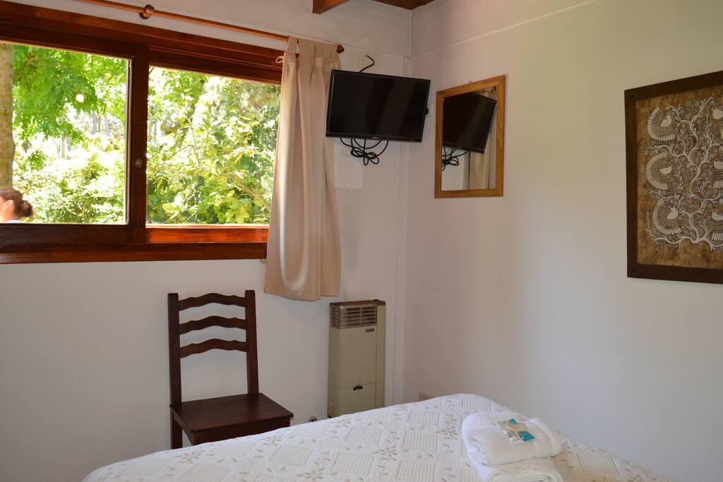 Cabaña en planta, dormitorio con vista a nuestro jardín.