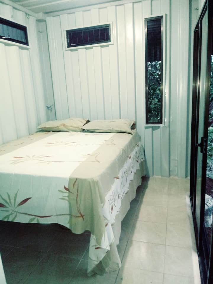 dormitorio con cama tamaño queen