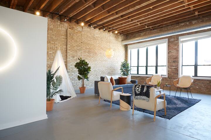 Spectacular Fulton Market Penthouse, Sleeps 24 in gallery image 5