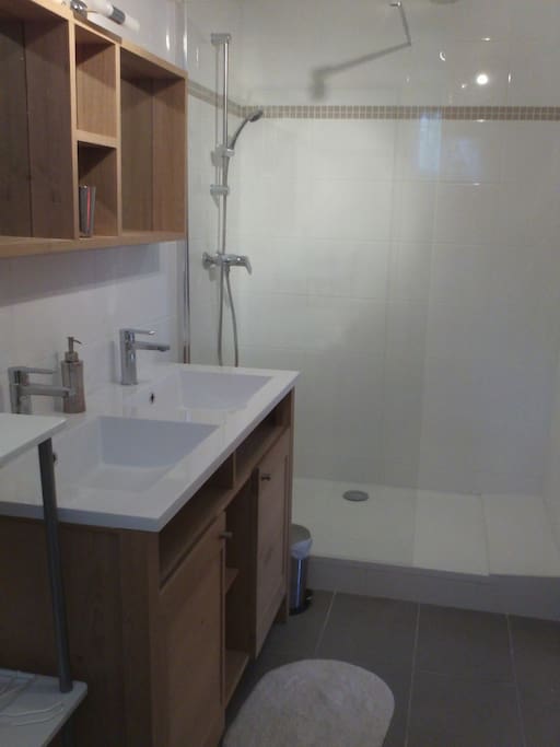 salle de bain avec douche italienne lave linge. Wc séparés