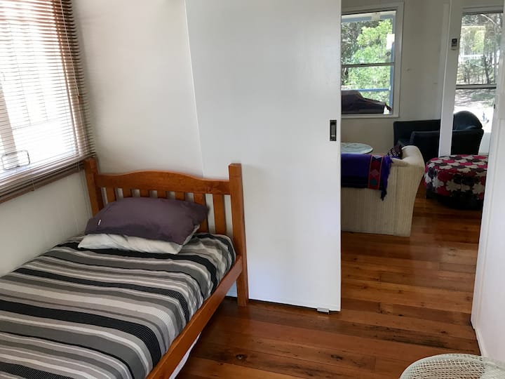 Kitanda kimoja cha ghorofani (chenye trundle moja).