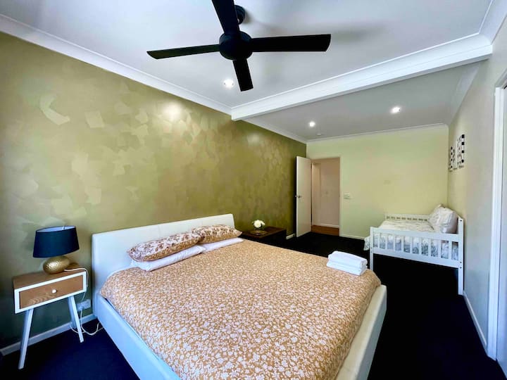 Bedroom 3 with King Bed and single day bed