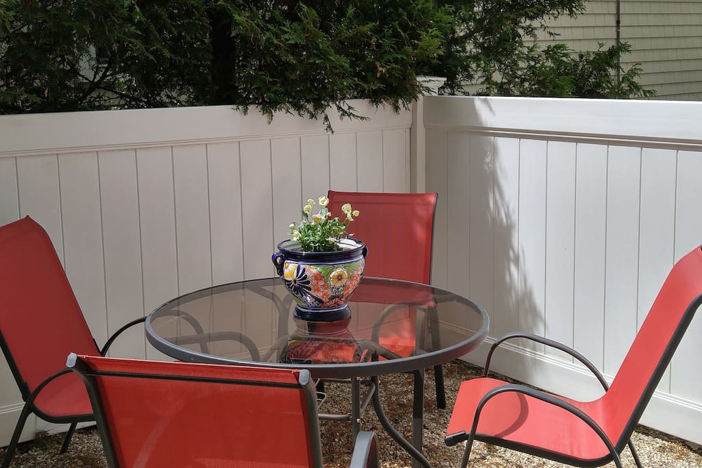 outdoor eating in backyard