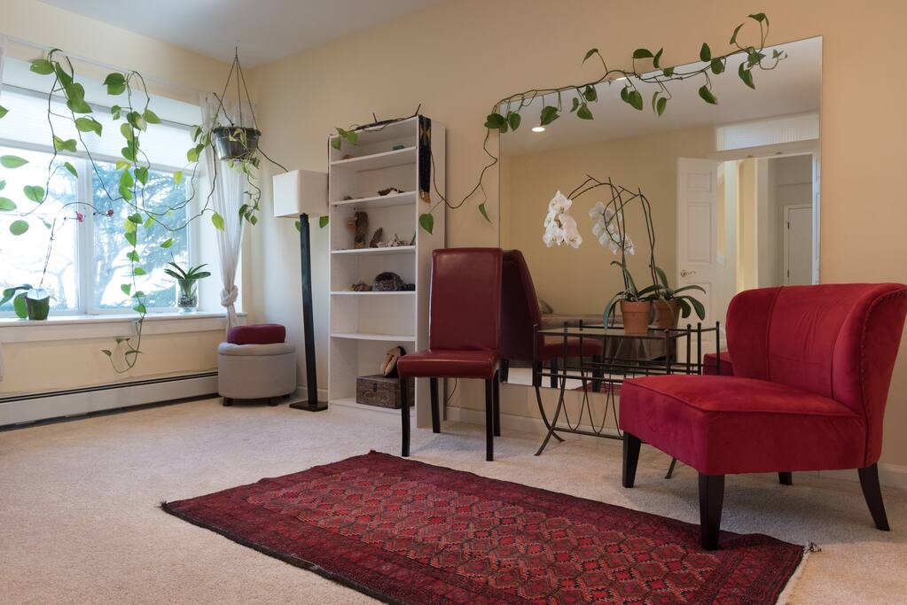 1st floor bedroom with double-sized futon