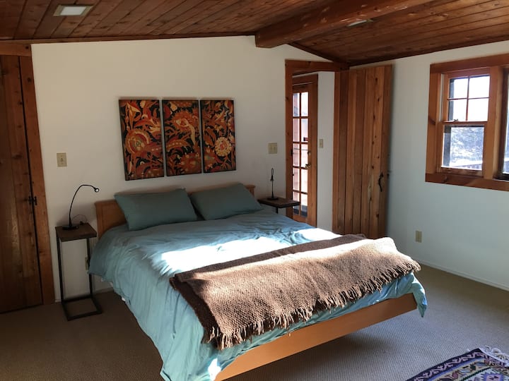 Მთავარი საძინებელი მე-2 სართულზეა, სამ კედელზე ფანჯრებით, დიდი საწოლით.