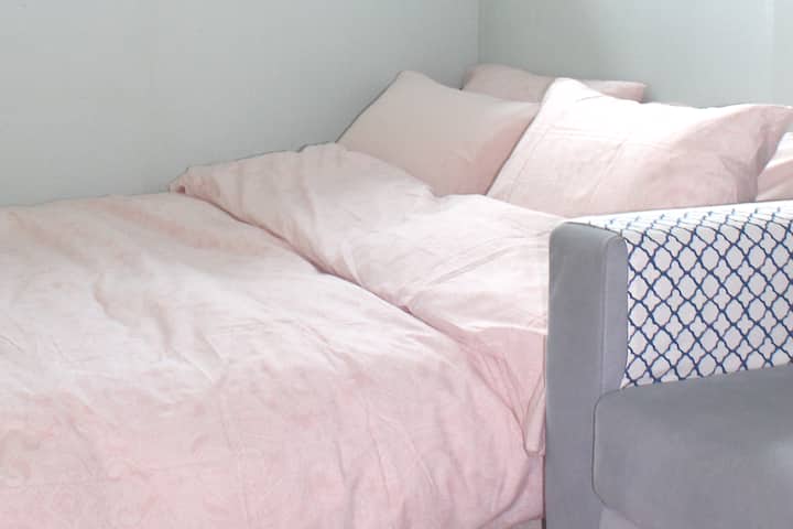 Kitanda kimoja cha ghorofa ya chini na mfariji wa bata katika chumba cha kulala cha ghorofa ya kwanza huhakikisha usingizi wa starehe. 