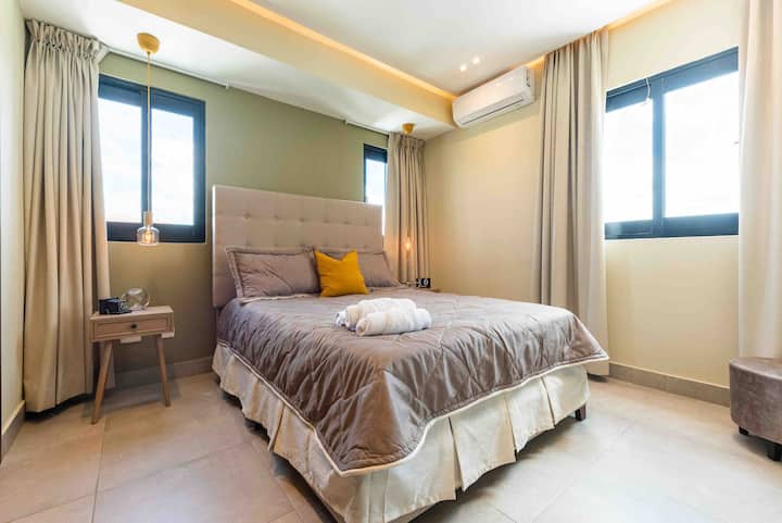 Habitación Secundaria, Cama Queen/ Secundary Room, Queen Bed. 