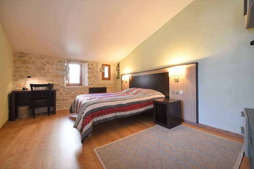 La chambre avec sa salle de bain
