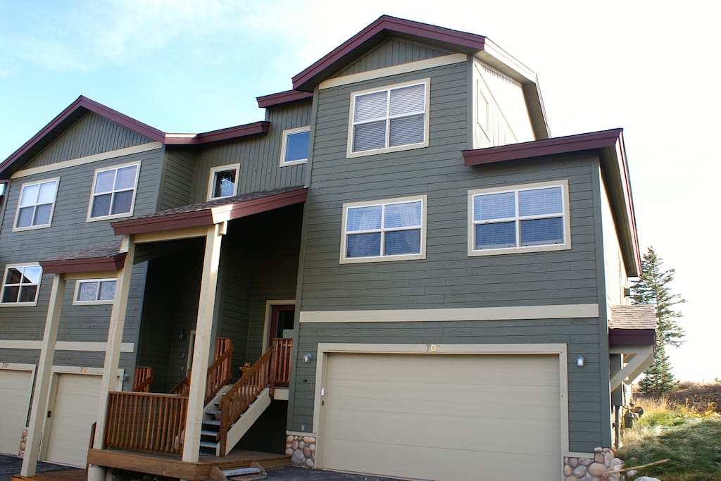 End unit townhome with 2 car, heated garage