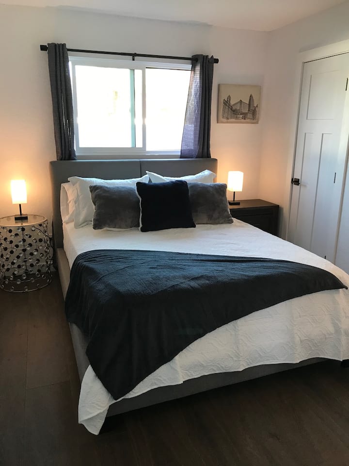 Komfortables Gästezimmer 1 mit Queensize-Bett und Roku-TV mit Spectrum-Kabel 