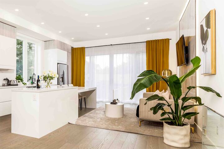 Luxury 4 Brm 5 Bath Home w/ Parking + Fast Wi-Fi gallery image 3