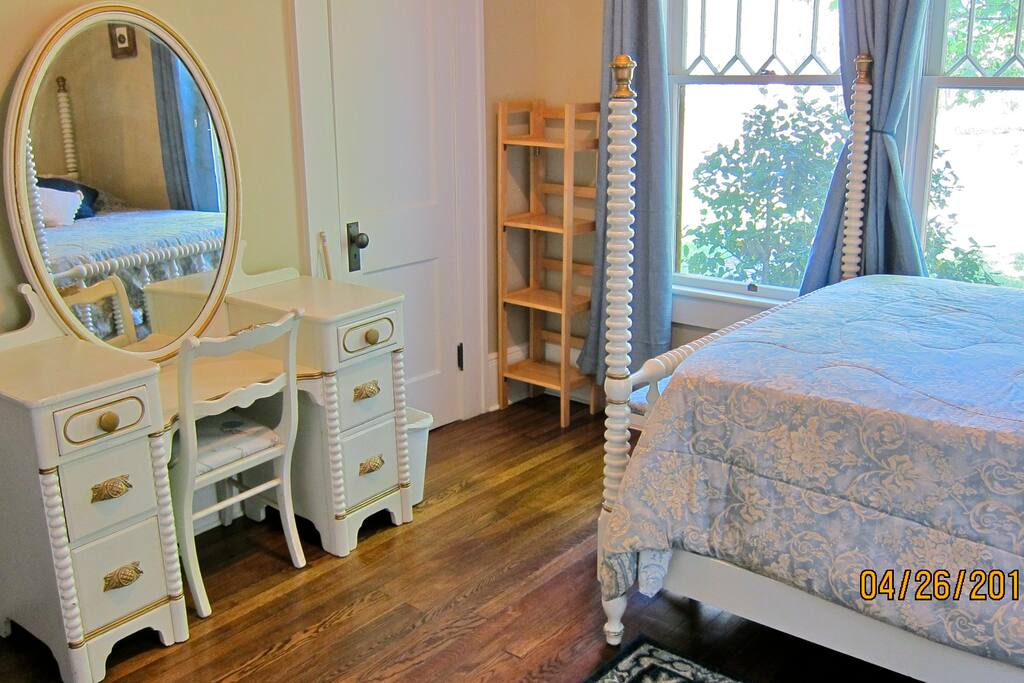 Antique bedroom set offers mountain charm.