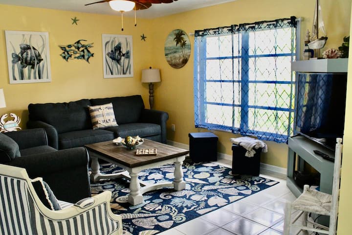 Sala de estar con sofá cama extraíble