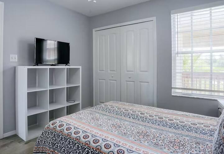 سرير كامل الحجم ، غرفة نوم ثالثة