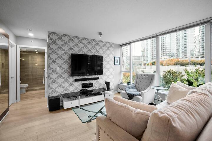 Luxurious, Designer 3 bedrooms Condo – Sleeps 8 gallery image 2