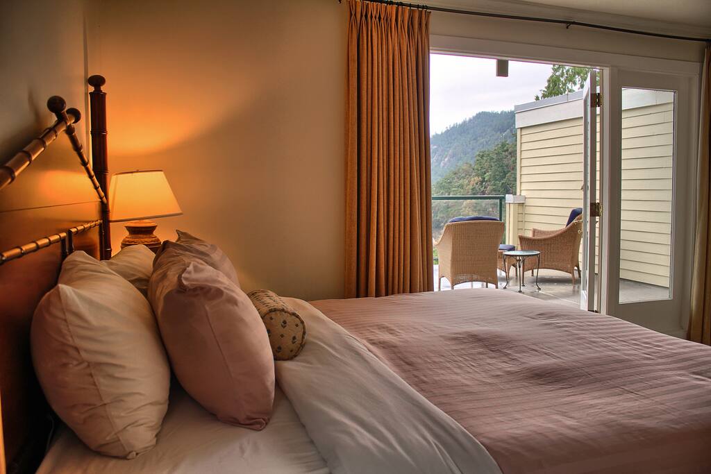 Get a good night's sleep in the comfortable king bed