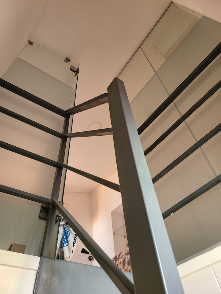 บันไดไปยังห้องนอนที่ 2 ชั้นบน