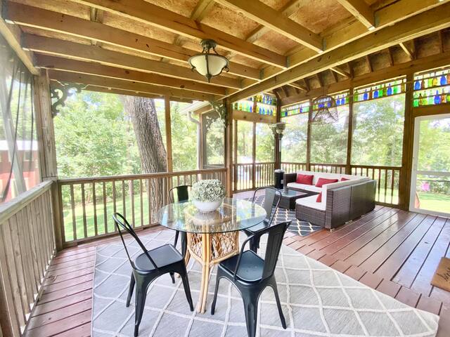 Large house, huge yard, 5 bedrooms gallery image 4