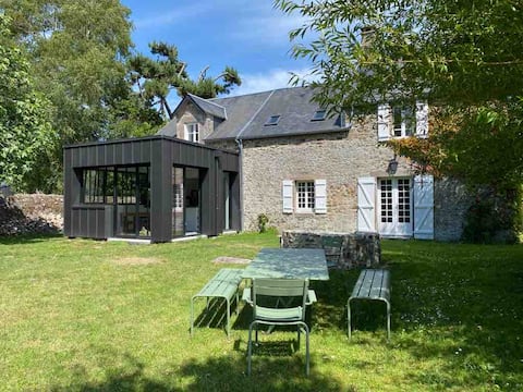 Charming cottage on the edge of the Golf Course
- Sea by bike