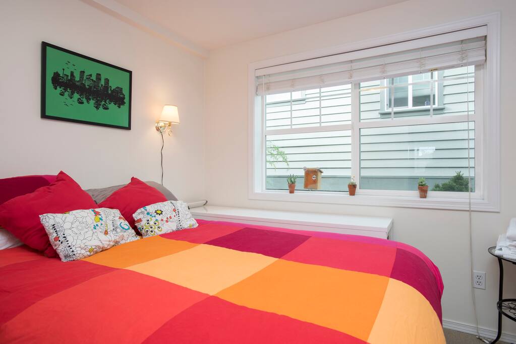 Private and quiet queen sized bed