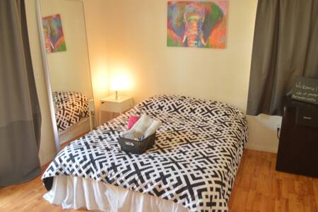 PRIVATE MASTER BEDROOM 10 MINUTES FROM THE BEACH