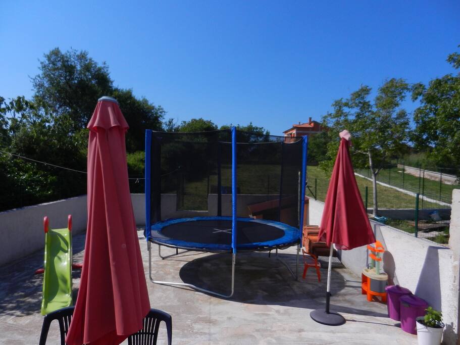 Trampolin im Garten