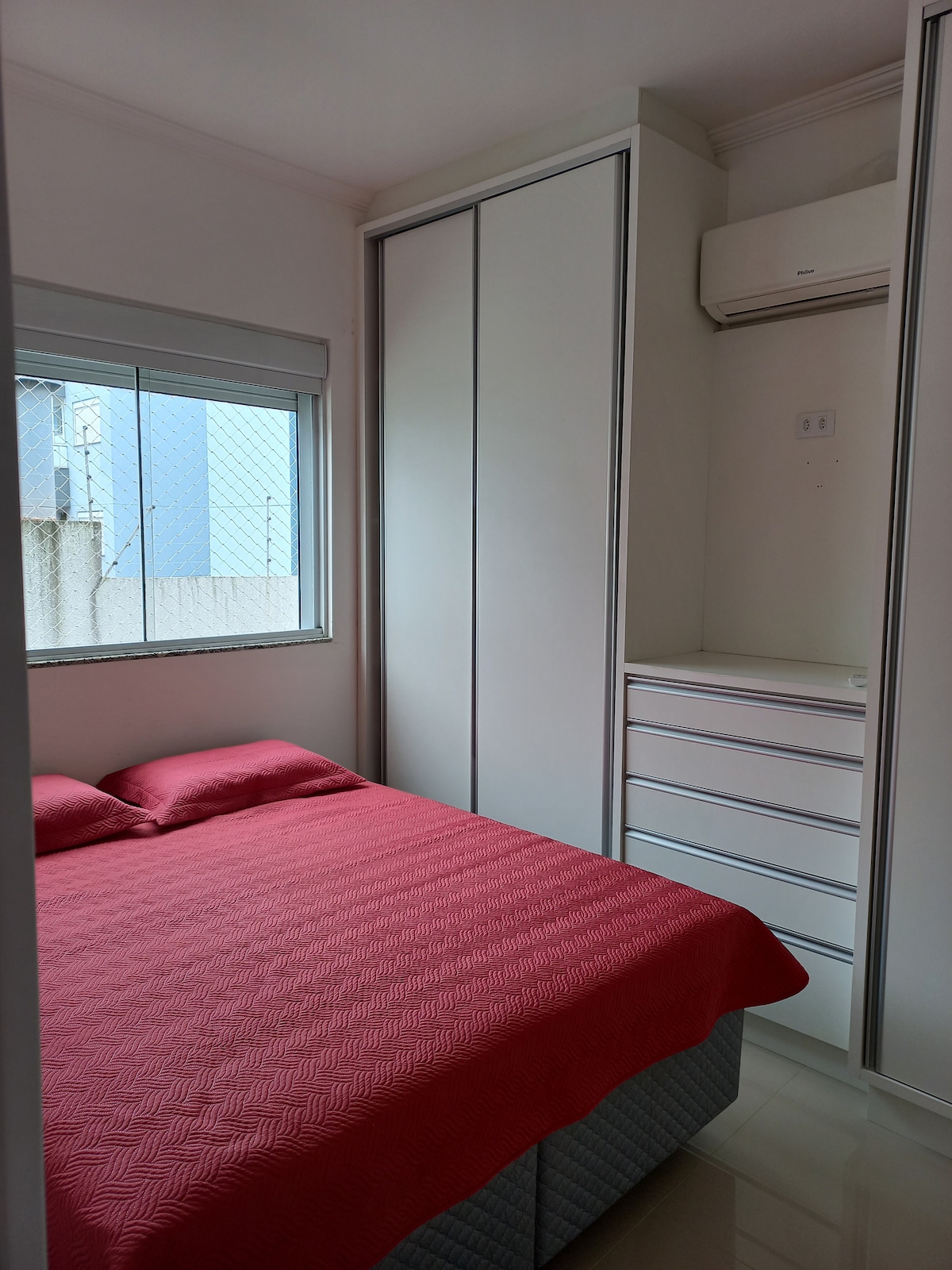 ¡Suite con cama tamaño queen,gabinetes y aire acondicionado!  La comodidad bien merecida