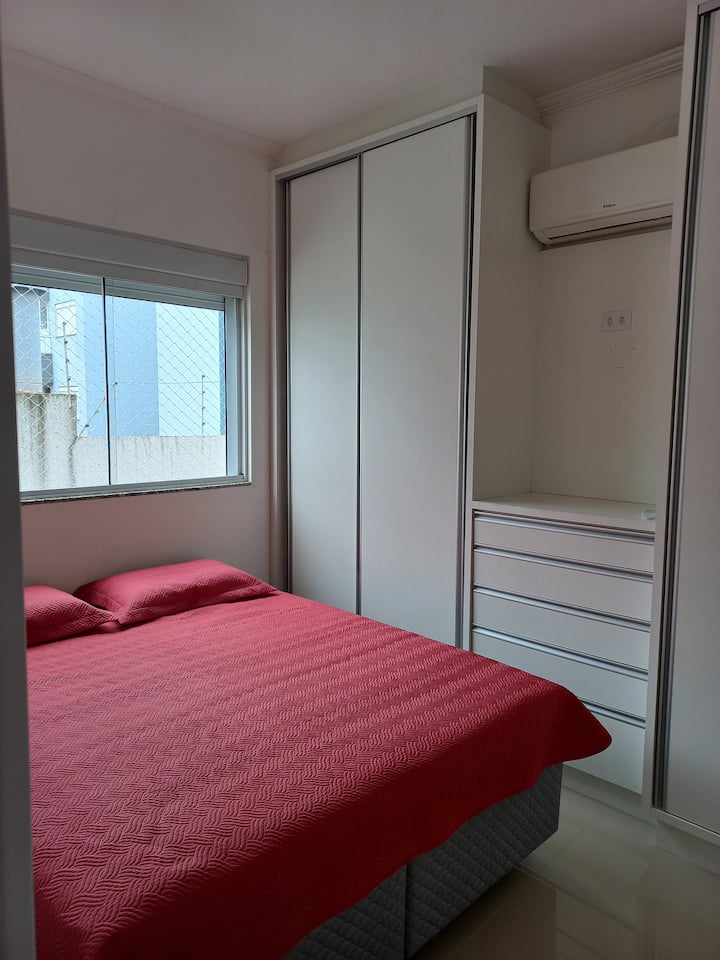¡Suite con cama tamaño queen,gabinetes y aire acondicionado!  La comodidad bien merecida