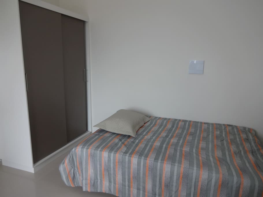 Cama e roupeiro