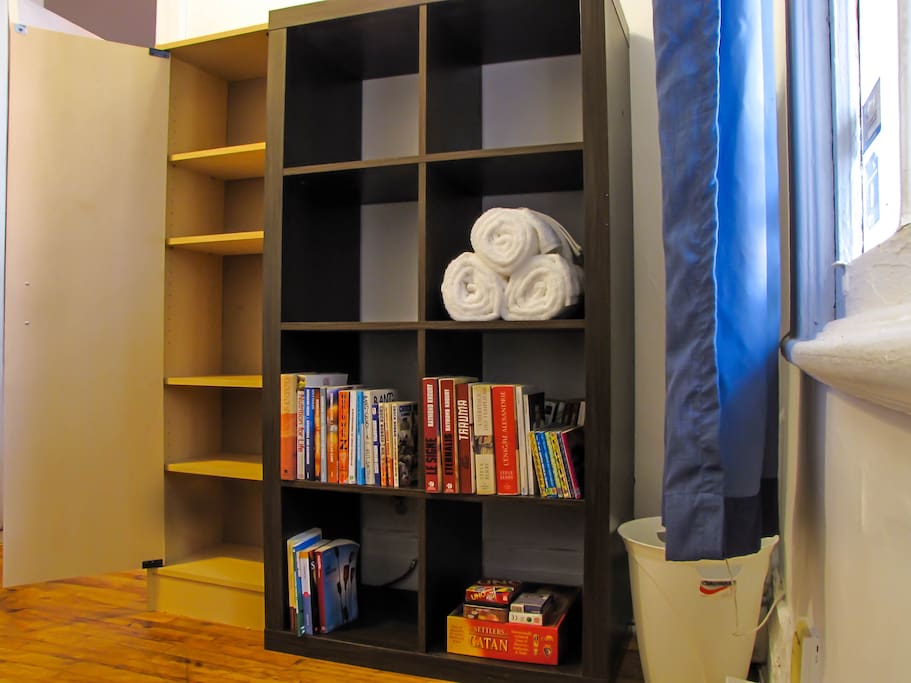 Store your personal things in this wardrobe. Enjoy books in English, French and Spanish.