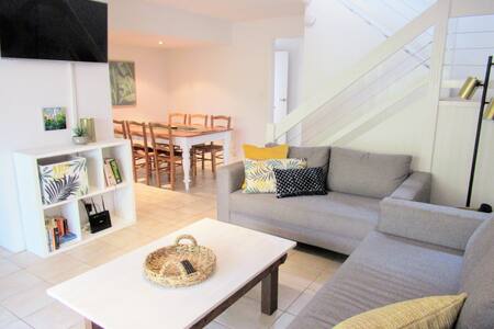 Mackys beach bach- central and calm in Byron