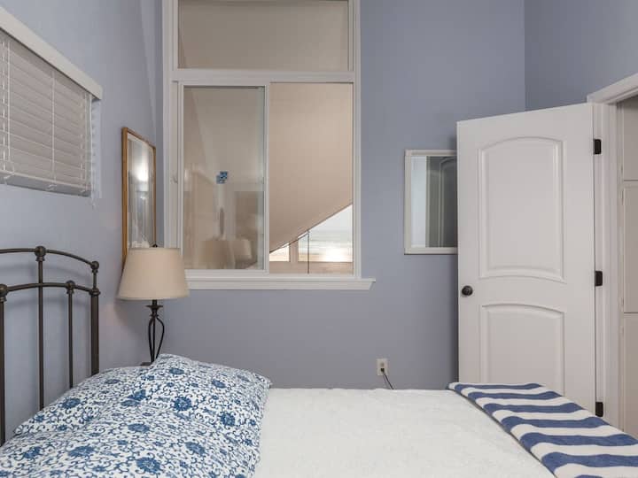 Заспијте на нежни океански ветрови во втората спална соба, опремена со телевизор со рамен екран.