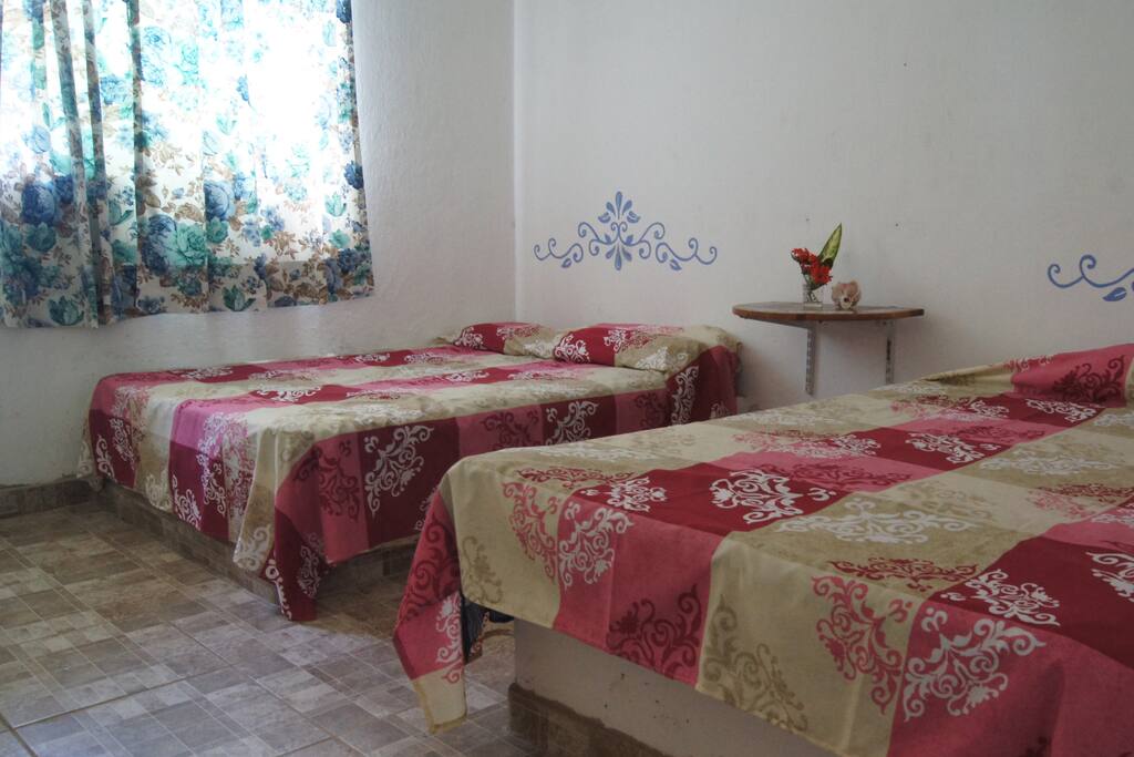 Habitación con dos camas matrimoniales.