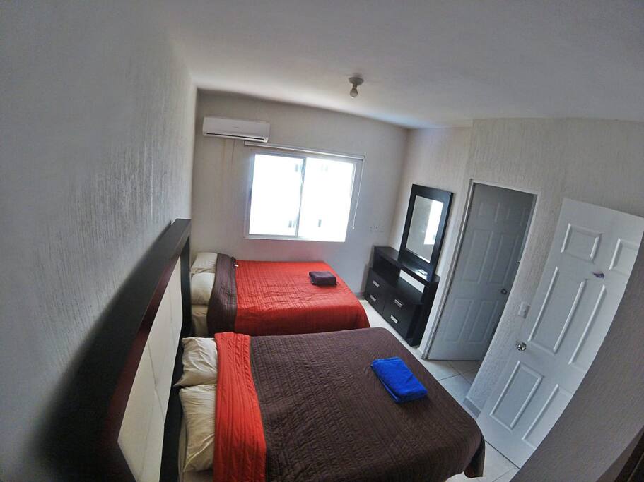 Cuarto principal dos camas. Una queen size y una matrimonial.