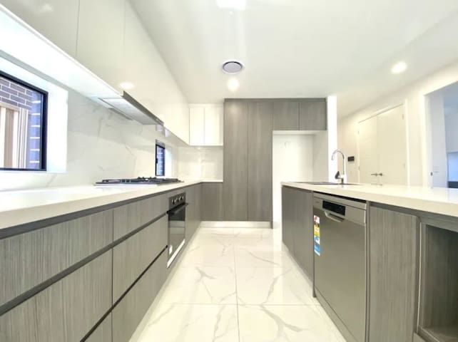 Luxury New 5 Bedroom 3 Bathroom+ Study/ Back Yd gallery image 2