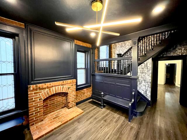 6 Bedrooms – *Downtown* Denver, Stunning Remodel, gallery image 3