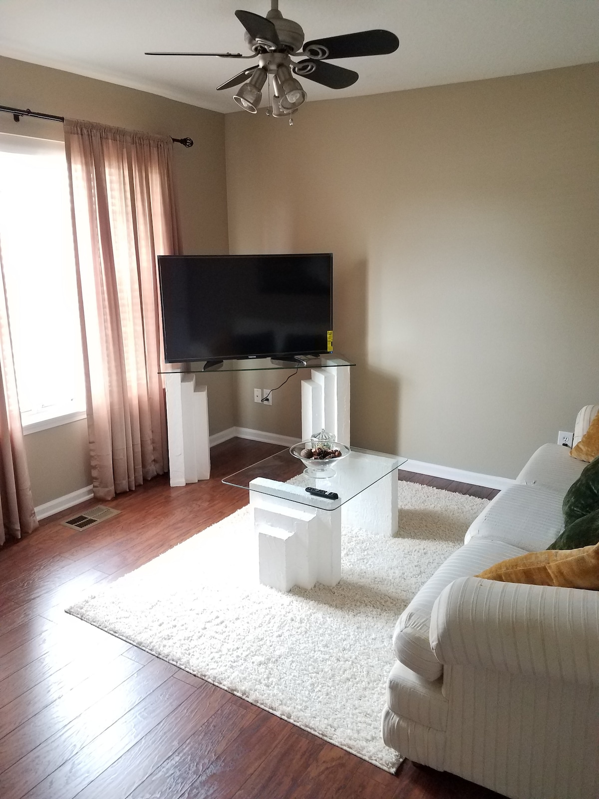 Sebule yako ya Kujitegemea, iliyo na televisheni, kicheza DVD na sinia 2 za televisheni.