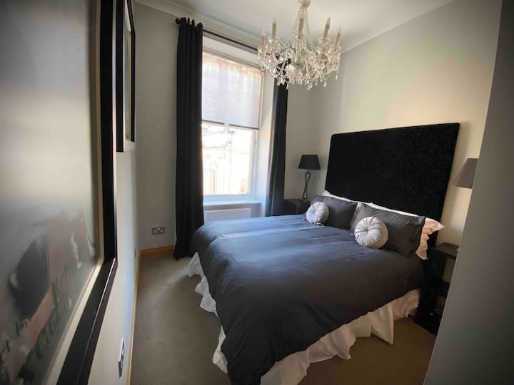 ห้องนอนหลักพร้อมเตียงคิงไซส์และห้องน้ำในตัวพร้อมวิว 