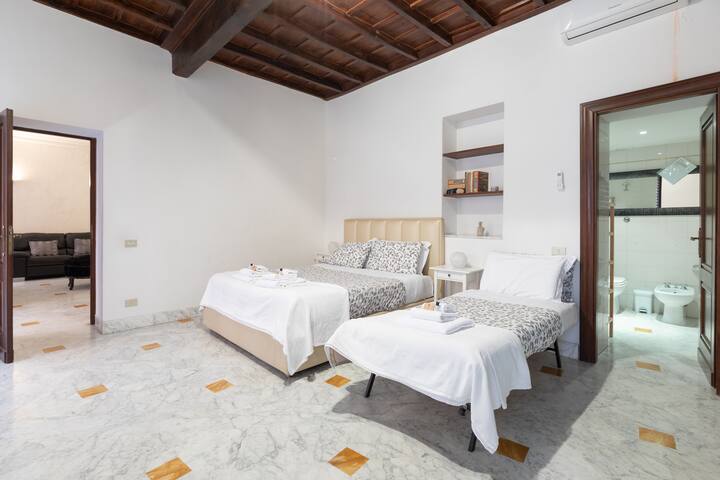 Large Apartment with terrace Near Spanish Steps gallery image 4